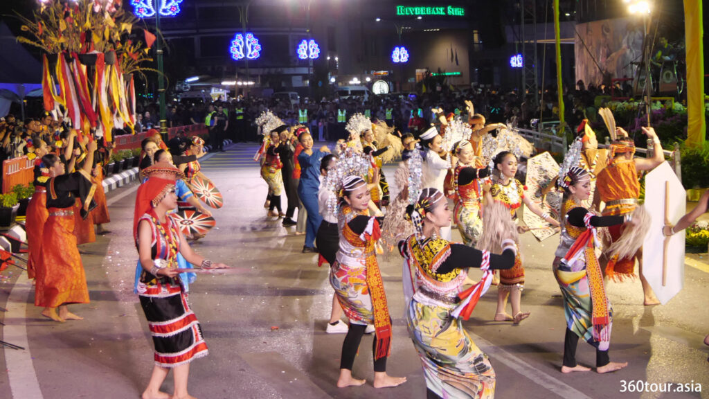 Kuching Street Parade 2023 grand finale multicultural dance.