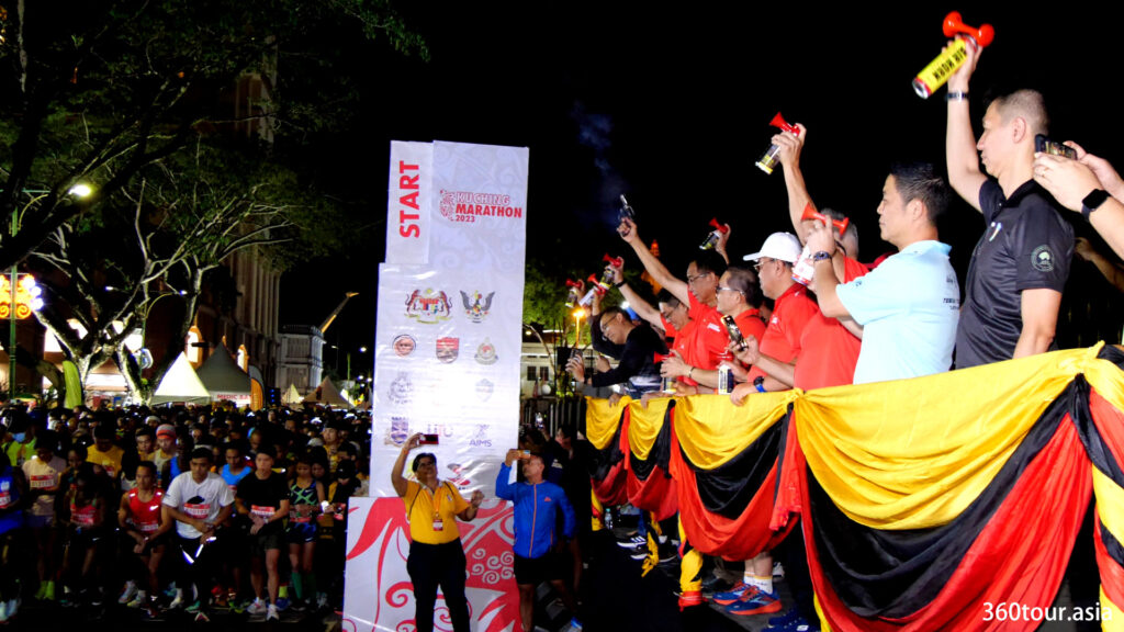 With the fire of the signal and the blow of the horn, the Kuching Marathon 2023 full marathon officially began.