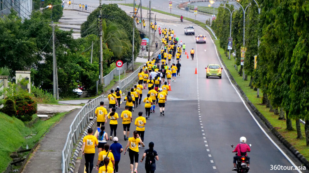 The marathon runners run across the city roads.