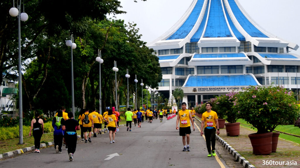 The marathon runners crossing the roads in front of iconic landmark of Kuching South City Hall.