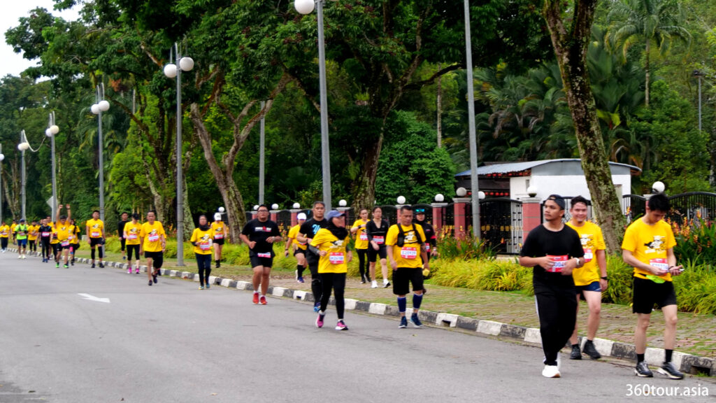 The marathon runners in front of Kuching South City Hall.