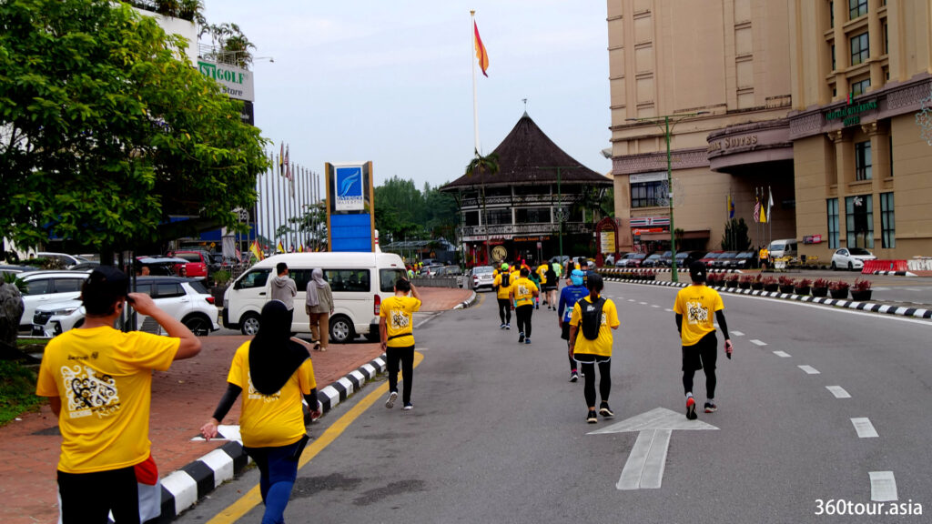 Running towards the final kilometer of road beside the Kuching Waterfront.
