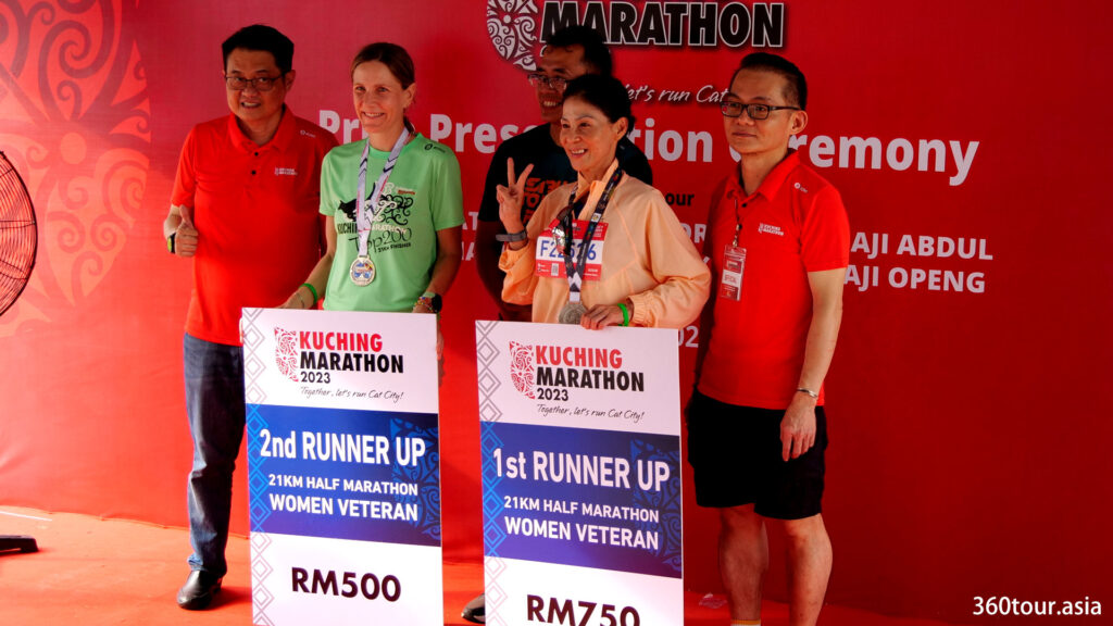 The 1st runner up and 2nd runner up of the 21KM Half Marathon Women Veteran category.