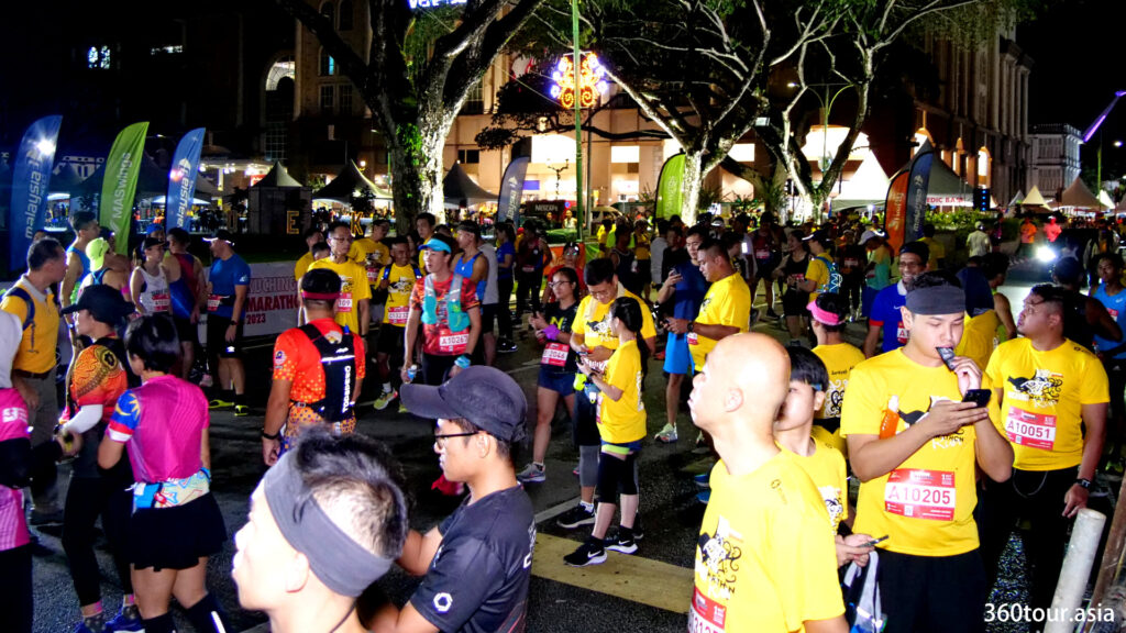 Early in the morning, full marathon runners are already waiting at the flag off area.