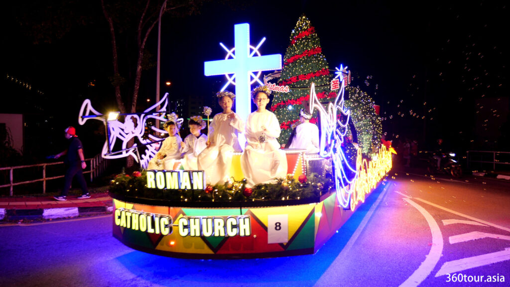 Decorated floats with Christmas trees and the cross.