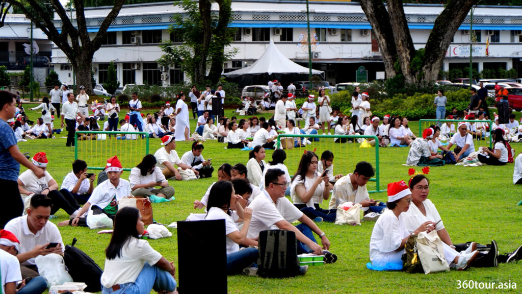 By the evening, more and more people arrived and waiting at the Padang Merdeka field for the Christmas Carol.