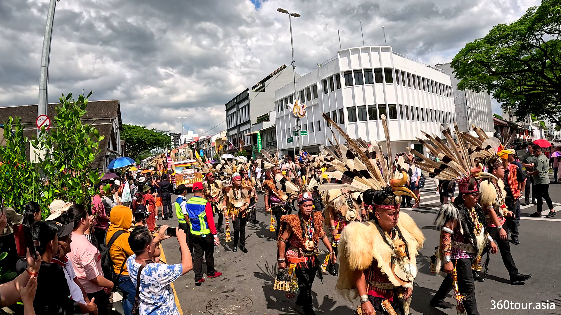 Kuching Gawai Dayak ‘Niti Daun’ Cultural Parade 2024