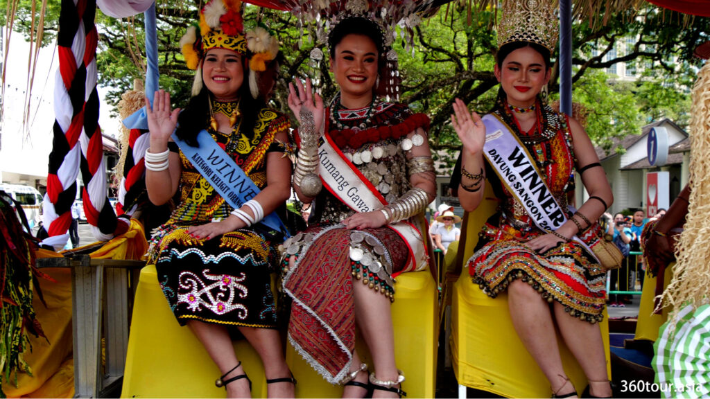 Winners of beauty pageants from various competitions came and join the parade.